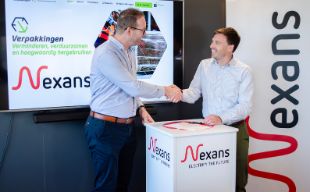 De officiële ondertekening door Frank Oberink, CEO Nexans Nederland, werd in ontvangst genomen door Sebastiaan Scheers van Fedet.